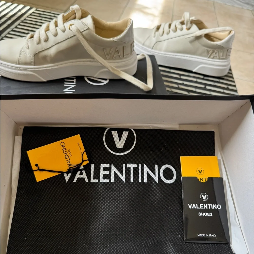 Valentino brand new size 9 ALICE LEATHER
CREAM never worn got wrong size - Picture 8 of 8